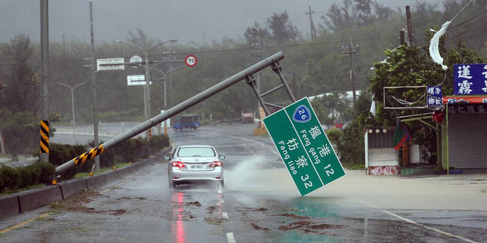 Мощный тайфун "Меранти" обрушился на юг Тайваня
