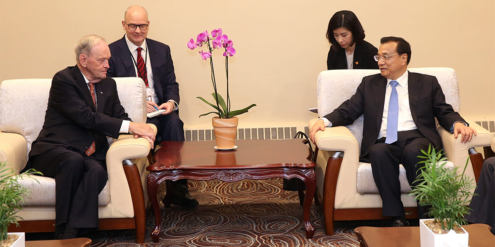 Ли Кэцян встретился с экс-премьером Канады  Ж. Кретьеном