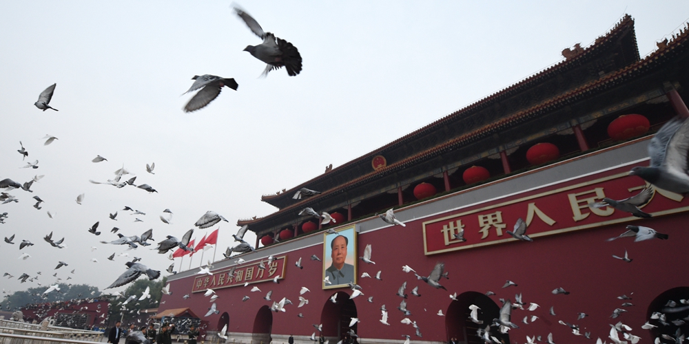 В День образования КНР на площади Тяньаньмэнь подняли государственный флаг
