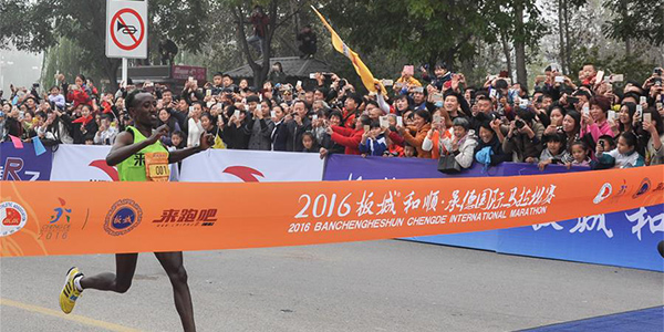 В северокитайском городе Чэндэ прошел марафон с участием 10 тыс человек