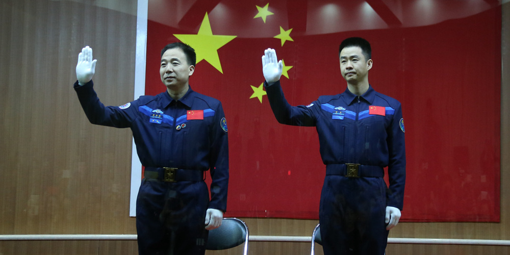 Экипаж пилотируемого космического корабля "Шэньчжоу-11" встретился с журналистами