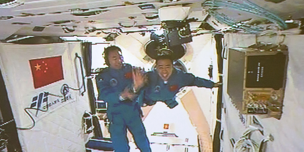 Китайские космонавты успешно перешли на борт орбитальной лаборатории "Тяньгун-2"