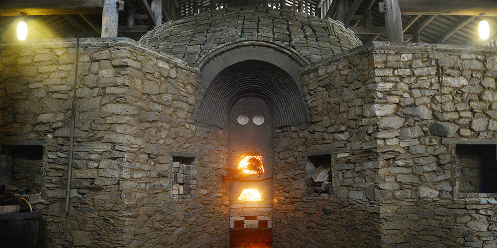 В Цзиндэчжэне зажгли воссозданную по старинным образцам печь для обжига керамики