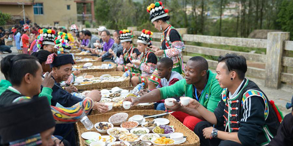 Участники Всемирного конкурса среди школьников "Мост китайского языка" посетили уезд Юаньян
