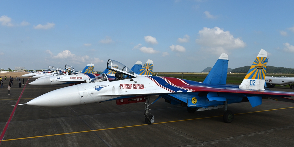 Авиационная группа высшего пилотажа "Русские Витязи" прибыла в Чжухай для участия 
в авиасалоне