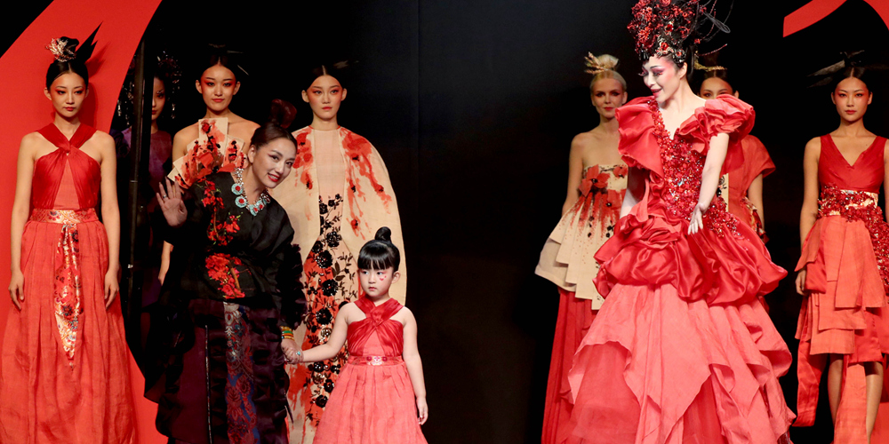 Показ коллекции модельера Чжан Ичао на Пекинской неделе моды