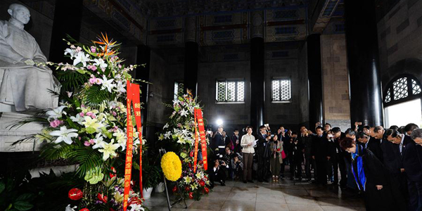 Делегация партии Гоминьдан посетила мавзолей Сунь Ятсена