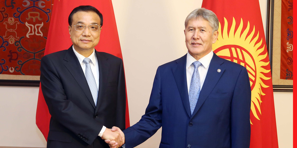 Ли Кэцян встретился с президентом Кыргызстана Алмазбеком Атамбаевым