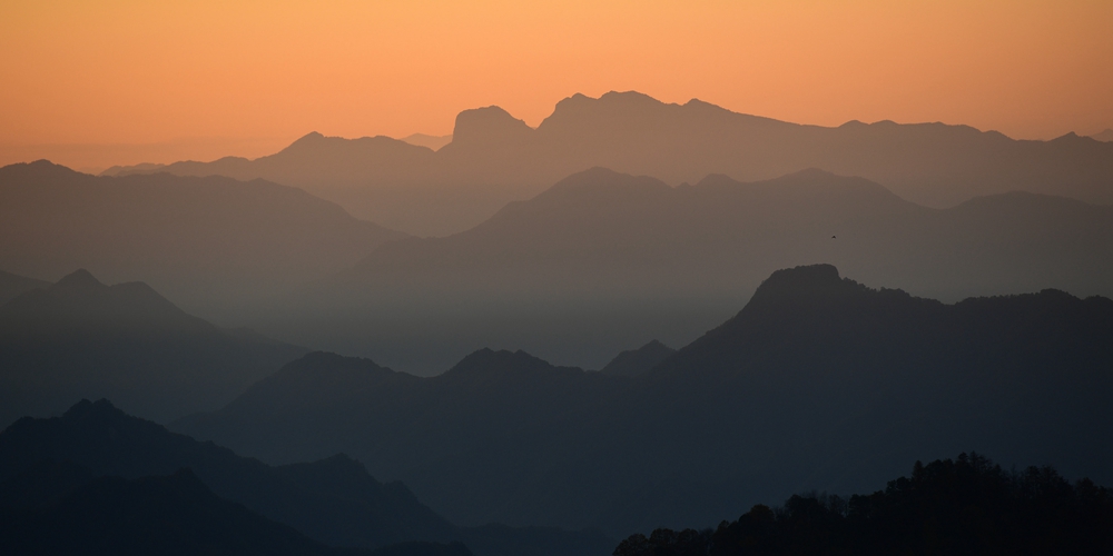 Рассвет в горах Хуалуншань