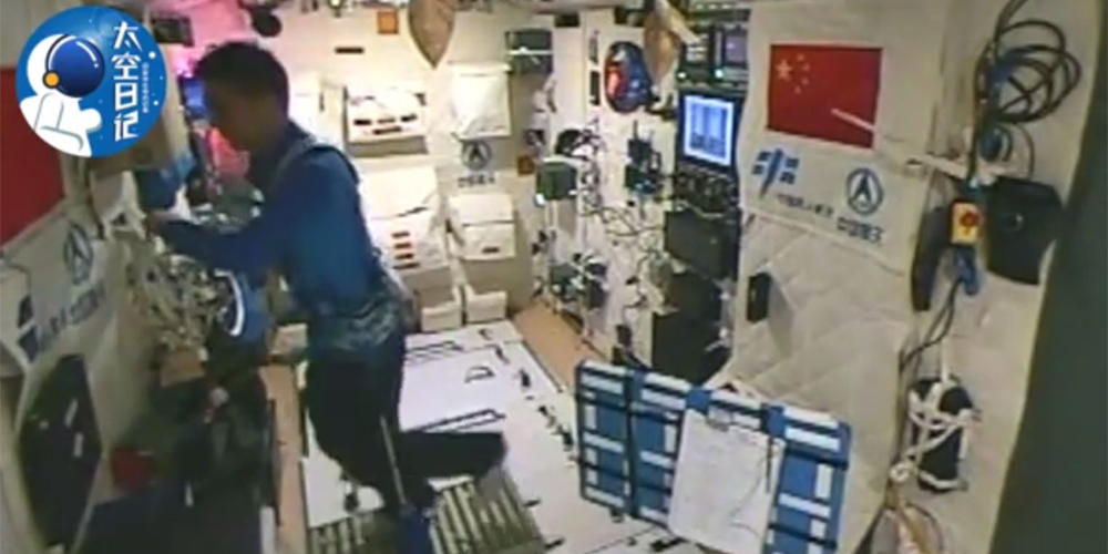 Космический дневник -- Китайский космонавт впервые занялся бегом на орбите