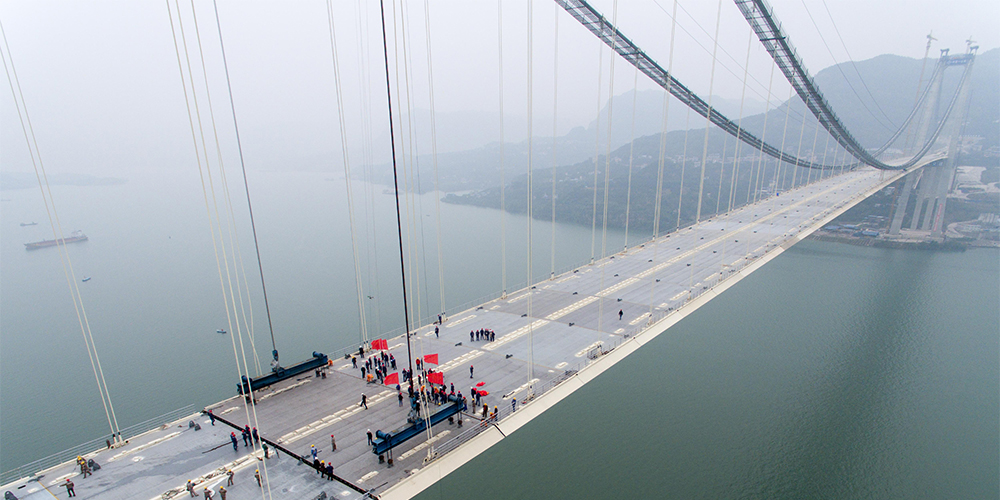 В районе Ваньчжоу города Чунцин завершилась стыковка автодорожного моста через реку Янцзы