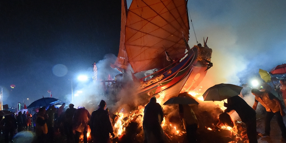 Церемония "сожжения ритуального корабля" в Сямэне