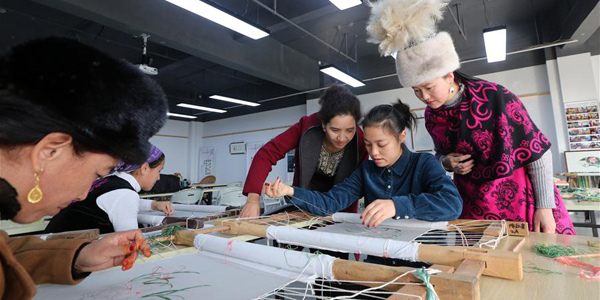 Вышивальщицы из Синьцзяна учатся сучжоуской вышивке