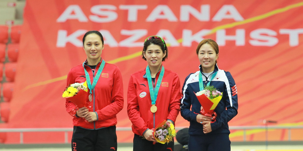 Китайские спортсменки завоевали золотую и серебряную медали на Кубке мира по конькобежному спорту в Астане