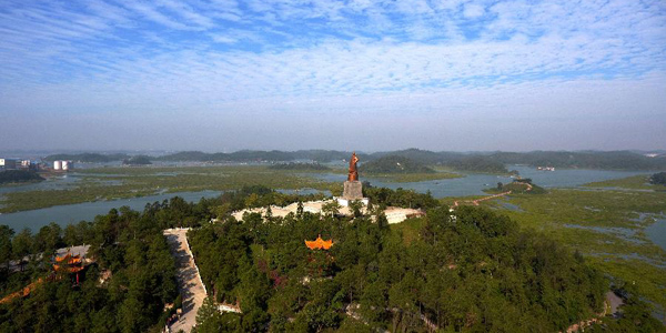 Вид сверху на "семьдесят две протоки" озера Маовэйхай