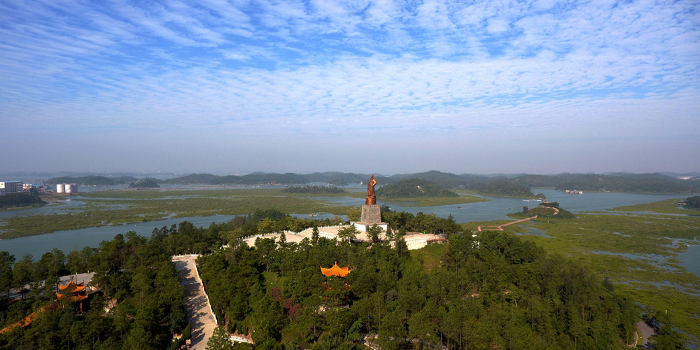 Вид сверху на "семьдесят две протоки" озера Маовэйхай
