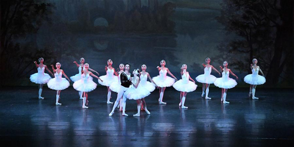Спектакль "Лебединое озеро" в исполнении звезд российского балета в Чжэнчжоу