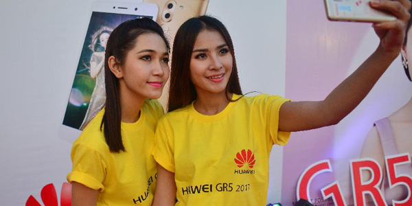 Презентация нового смартфона "Хуавэй" в Лаосе