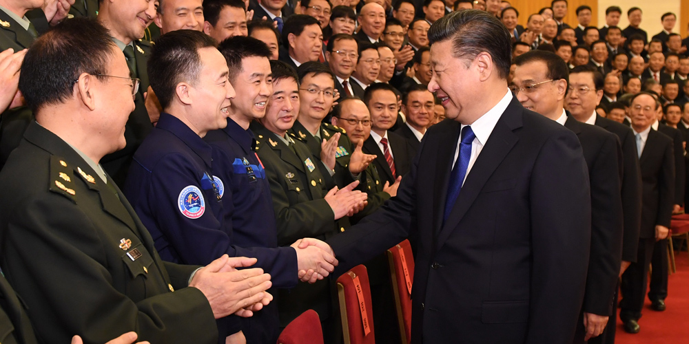 Си Цзиньпин во время встречи с экипажем космического корабля "Шэньчжоу-11" подчеркнул 
важность научных инноваций