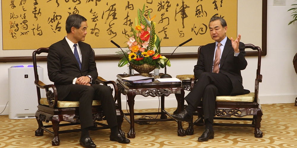 Министр иностранных дел КНР Ван И встретился с главой администрации САР Сянган