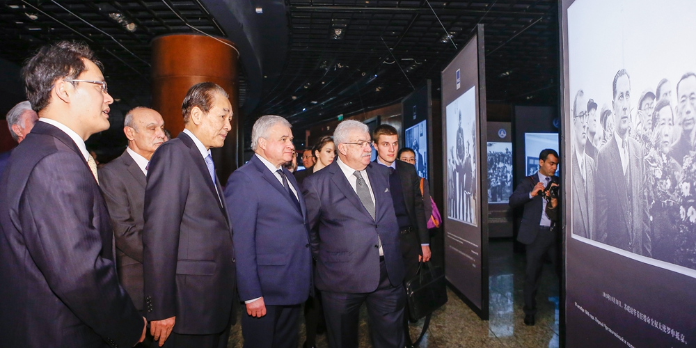 В Пекине открылась фотовыставка, посвященная 60-летию установления отношений сотрудничества 
между Синьхуа и ТАСС
