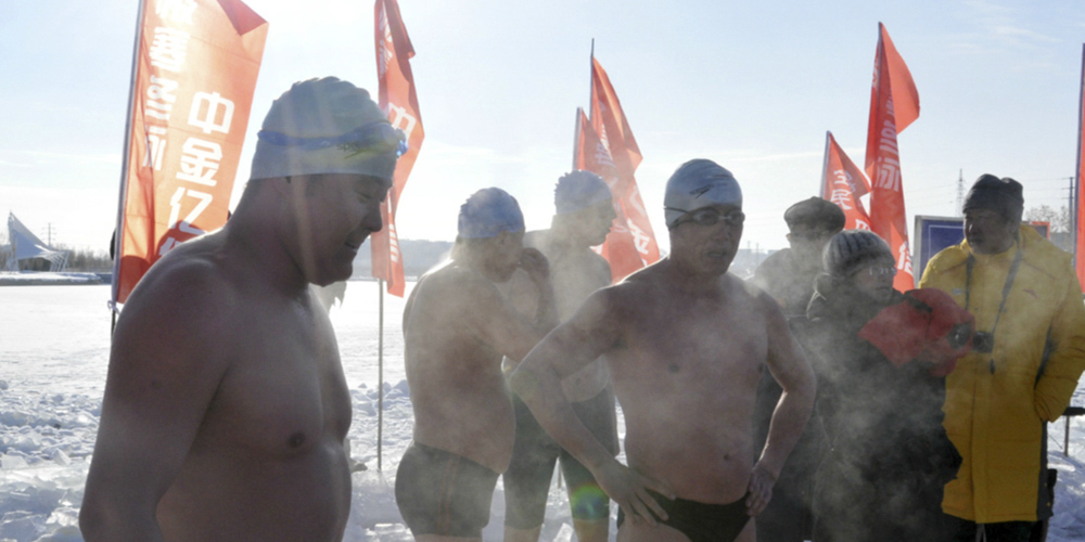 Состязания по зимнему плаванию в Хайларе