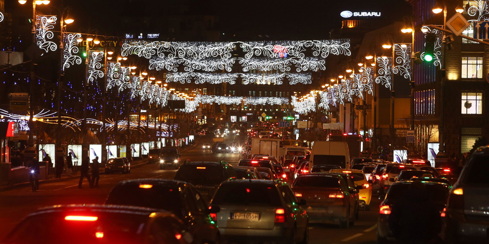 Центр Киева украсили к новогодним праздникам