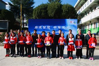 Китайский фонд Красного креста подарил книги учащимся в провинции Юньнань
