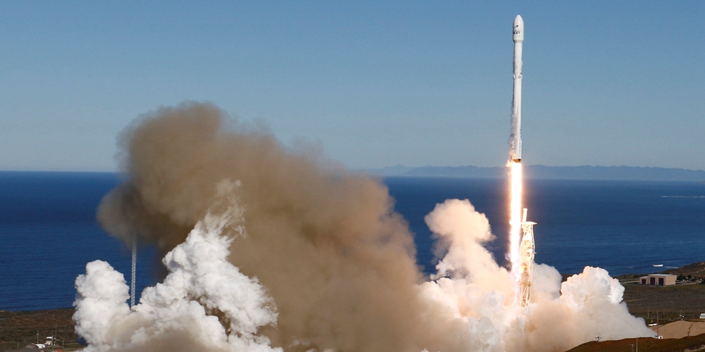 Нижняя ступень американской ракеты-носителя Falcon 9 совершила управляемый спуск на море
