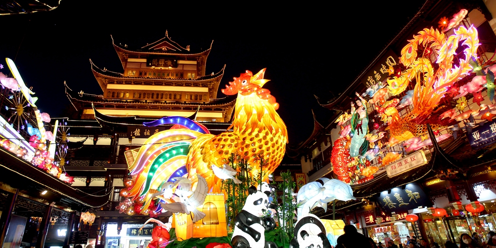 В преддверии года Петуха в Китае зажгли фонарь в форме символа наступающего года высотой с 3-этажное здание