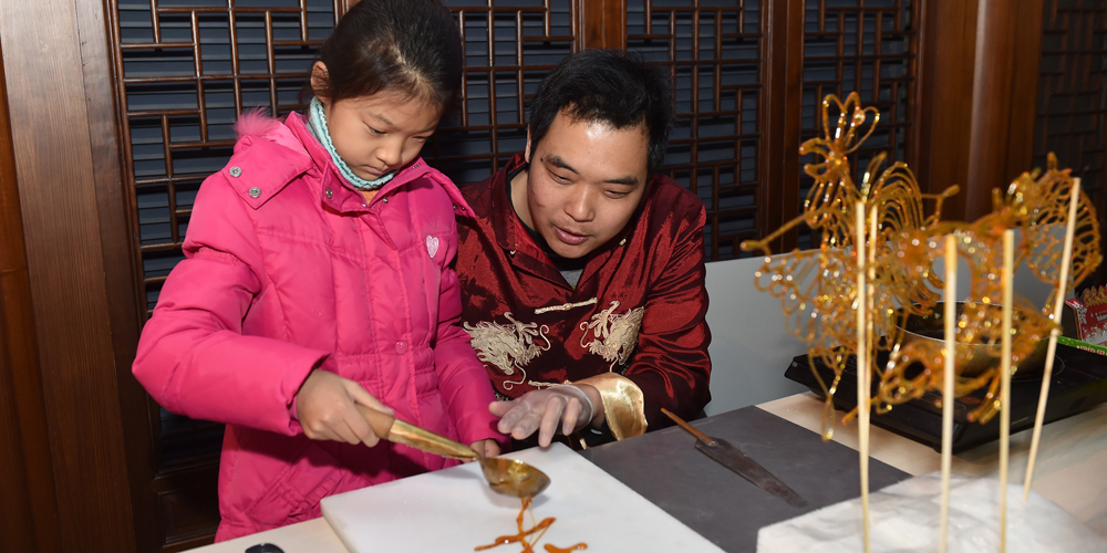 Маленькие жители Ханчжоу знакомятся с новогодними традициями