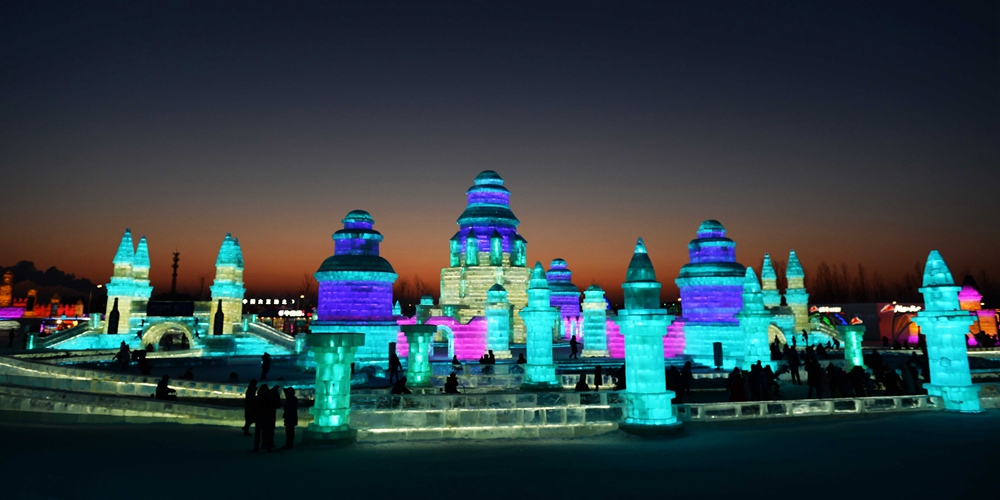 Харбинский парк "Большой мир льда и снега" привлек многочисленных посетителей