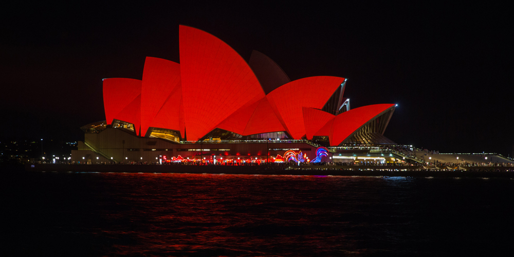 Здание Сиднейского оперного театра подсветили красным цветом по случаю наступления китайского Нового года
