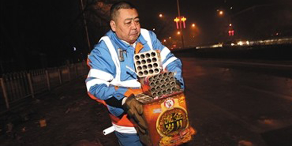 За первые сутки каникул с улиц Пекина собрали 367 т мусора от пиротехники