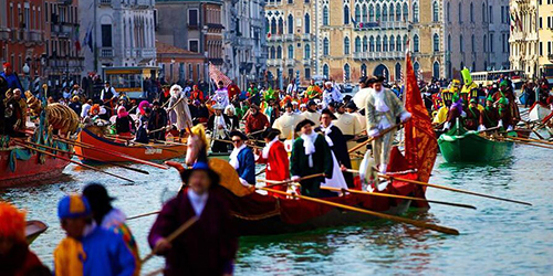 Парад гондол в рамках Венецианского карнавала