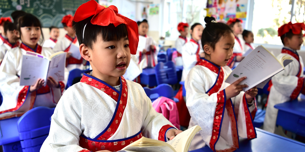Чтение вслух китайских канонов в начальной школе Хэфэя