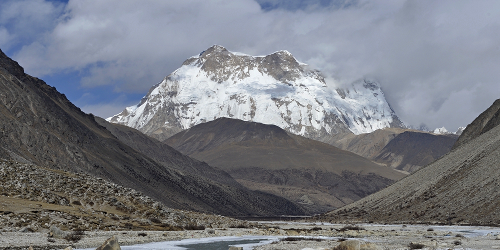 Снежные вершины Тибета в ясный зимний день