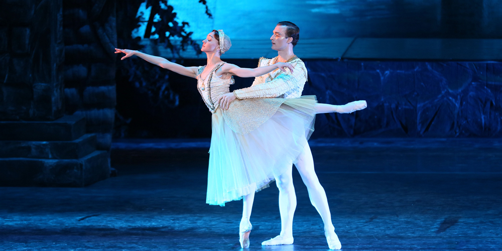 Труппа "Кремлевского балета" выступила в Тяньцзине с балетом "Лебединое озеро"