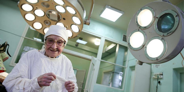 89-летний хирург Алла Левушкина -- старейший практикующий хирург России