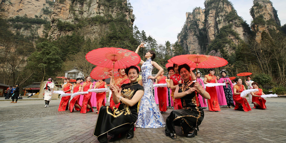 Показ платьев-ципао в заповедных горах провинции Хунань