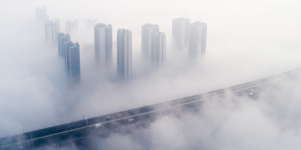 Мост Тяньсинчжоу в Ухане скрылся в густом тумане