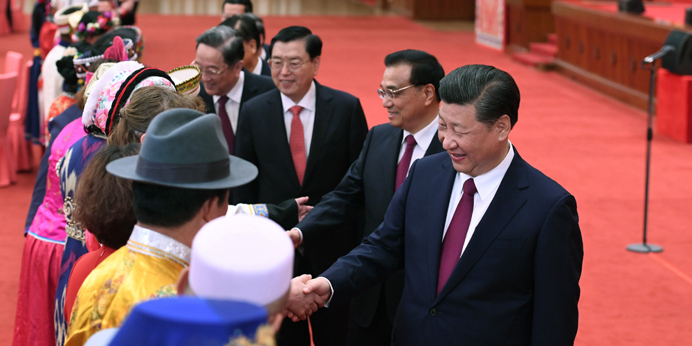 Си Цзиньпин присутствовал на встрече с депутатами ВСНП и членами ВК НПКСК из представителей 
нацменьшинств