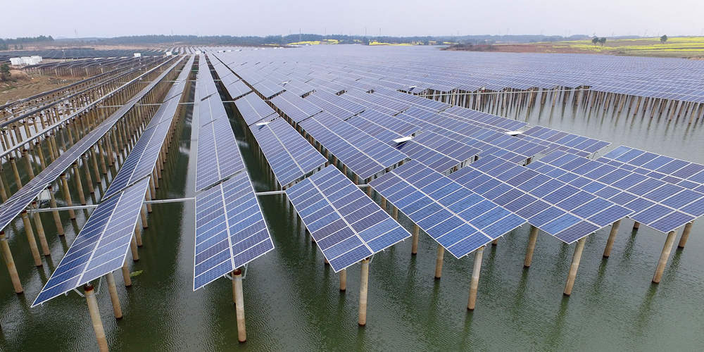 Первая очередь солнечной электростанции над рыбоводческим хозяйством пущена в эксплуатацию в уезде Фэнсинь