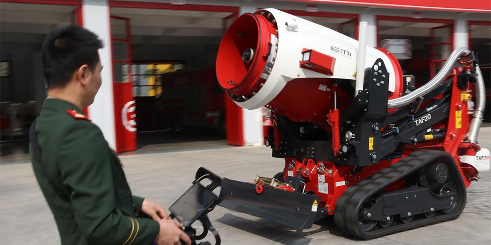 В Сямэне представили многофункционального робота-пожарного