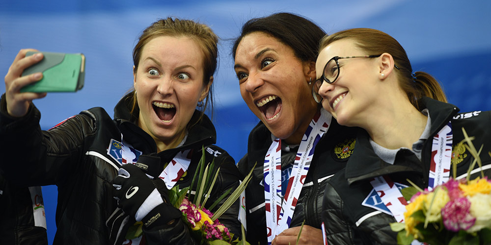 Женская сборная России завоевала "серебро" на чемпионате мира по керлингу