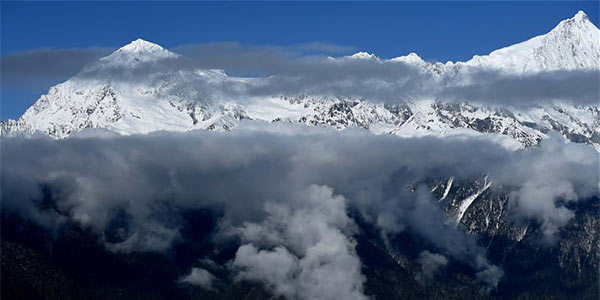 Заснеженные горы Мэйли Сюэшань на юго-западе Китая