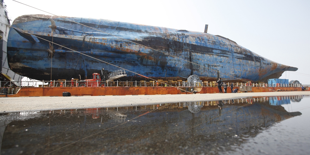 Затонувший пассажирский паром "Сэволь" доставлен в порт Мокпхо