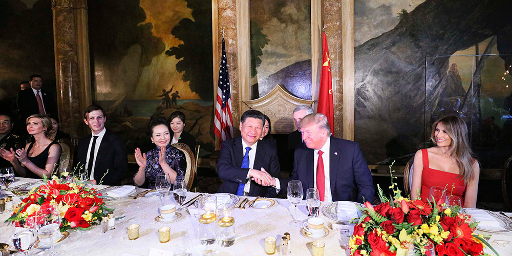 Си Цзиньпин и его супруга присутствовали на ужине, устроенном президентом США Д. 
Трампом и его супругой в честь китайских гостей