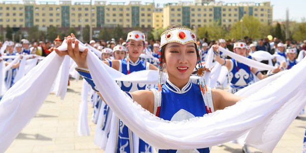 В Улан-Хото состоялся торжественный митинг по случаю 70-летия создания автономного 
района Внутренняя Монголия