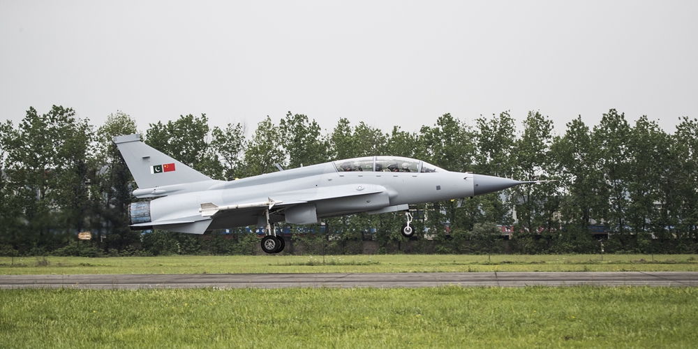 Китайский учебно-боевой истребитель JF-17B успешно провел свой первый полет